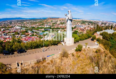 Tiflis, Georgien - 04. September 2021: Kartlis Deda oder das Denkmal der Mutter Georgiens, Luftpanorama in der Altstadt von Tiflis. Tiflis ist die Hauptstadt und Stockfoto