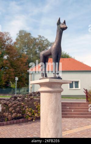 Moderne Bronzestatue eines Hirsches vor der Herz-Jesu-Kirche, Heviz, Ungarn Hévíz ist eine Kurstadt im Kreis Zala, Ungarn, Stockfoto