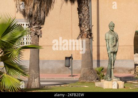 CARTAGENA, SPANIEN - 20. SEPTEMBER 2022 Denkmal zu Ehren der Fischer und ihres Berufs, eine lebensgroße Bronzestatue Stockfoto