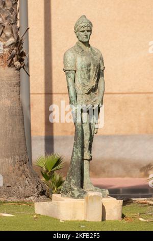 CARTAGENA, SPANIEN - 20. SEPTEMBER 2022 Denkmal zu Ehren der Fischer und ihres Berufs, eine lebensgroße Bronzestatue Stockfoto