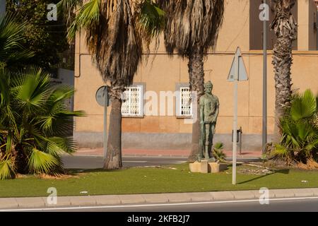 CARTAGENA, SPANIEN - 20. SEPTEMBER 2022 Denkmal zu Ehren der Fischer und ihres Berufs, eine lebensgroße Bronzestatue Stockfoto