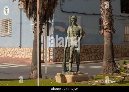 CARTAGENA, SPANIEN - 20. SEPTEMBER 2022 Denkmal zu Ehren der Fischer und ihres Berufs, eine lebensgroße Bronzestatue Stockfoto