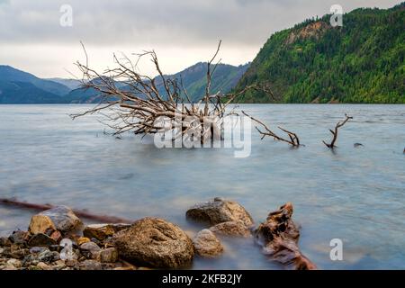 Mit einer Tiefe von mehr als 1.150 Metern ist der Lake Pend Oreille in North Idaho der 5. tiefste See der Vereinigten Staaten und ein Magnet für Freizeitaktivitäten. Stockfoto