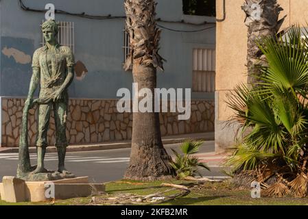 CARTAGENA, SPANIEN - 20. SEPTEMBER 2022 Denkmal zu Ehren der Fischer und ihres Berufs, eine lebensgroße Bronzestatue Stockfoto