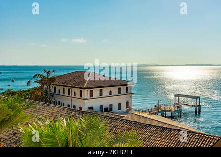 Blick auf das historische Solar do Unhao, berühmtes Museum für moderne Kunst in Salvador, Bahia mit Allerheiligen-Bucht im Hintergrund Stockfoto