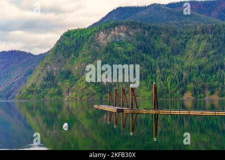 Mit einer Tiefe von mehr als 1.150 Metern ist der Lake Pend Oreille in North Idaho der 5. tiefste See der Vereinigten Staaten und ein Magnet für Freizeitaktivitäten. Stockfoto