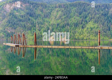 Mit einer Tiefe von mehr als 1.150 Metern ist der Lake Pend Oreille in North Idaho der 5. tiefste See der Vereinigten Staaten und ein Magnet für Freizeitaktivitäten. Stockfoto