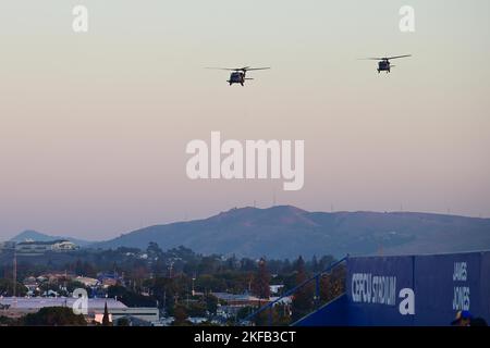 Ein Paar der US-Luftwaffe HH-60G Pave Hawk Hubschrauber, die der 129. Rescue Squadron, 129. Rescue Wing, California Air National Guard, zugewiesen wurden, fliegen über das CEFCU Stadion, 1. September 2022, an der San Jose State University in San Jose, Kalifornien, vor dem Heimfußballspiel der Spartans gegen Portland State. Die Überführung wurde in Abstimmung mit Routinetrainings durchgeführt und im Zusammenhang mit der militärischen Appreciation Night der Schule durchgeführt, die von der US Air Force ROTC Detachment 045 koordiniert wurde. Stockfoto