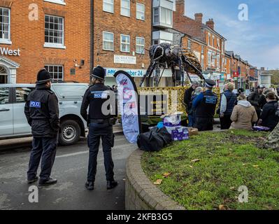 Eine riesige Biene, die aus Messern und Gewehren hergestellt wurde, die beschlagnahmt oder der Polizei im Raum Manchester übergeben wurden. Ausgestellt im Stadtzentrum von Redditch. Stockfoto