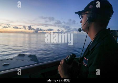 PHILIPPINISCHES MEER (Sept 1, 2022) – der Seaman-Lehrling Colby Senatore aus Phoenix steht an Bord der Arleigh Burke-Klasse des Lenkraketen-Zerstörers USS Barry (DDG 52) während des Betriebs in der philippinischen See, 1. September. Barry wird zum Kommandanten der Task Force 71/Destroyer Squadron (DESRON) 15, dem größten vorwärtseingesetzten DESRON der Marine und der wichtigsten Surface Force der US 7.-Flotte, ernannt. Stockfoto