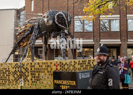 Eine riesige Biene, die aus Messern und Gewehren hergestellt wurde, die beschlagnahmt oder der Polizei im Raum Manchester übergeben wurden. Ausgestellt im Stadtzentrum von Redditch. Stockfoto