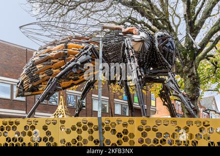 Eine riesige Biene, die aus Messern und Gewehren hergestellt wurde, die beschlagnahmt oder der Polizei im Raum Manchester übergeben wurden. Ausgestellt im Stadtzentrum von Redditch. Stockfoto