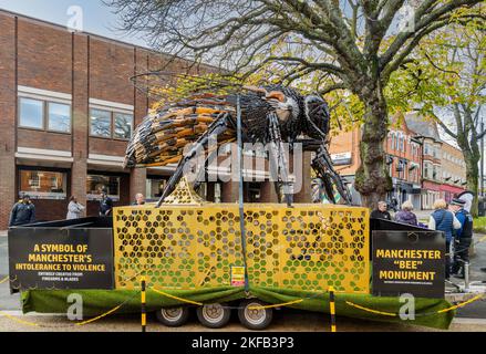 Eine riesige Biene, die aus Messern und Gewehren hergestellt wurde, die beschlagnahmt oder der Polizei im Raum Manchester übergeben wurden. Ausgestellt im Stadtzentrum von Redditch. Stockfoto