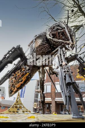 Eine riesige Biene, die aus Messern und Gewehren hergestellt wurde, die beschlagnahmt oder der Polizei im Raum Manchester übergeben wurden. Ausgestellt im Stadtzentrum von Redditch. Stockfoto