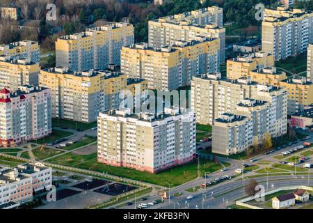 Panorama-Luftaufnahme eines riesigen Wohnkomplexes mit Hochhäusern Stockfoto
