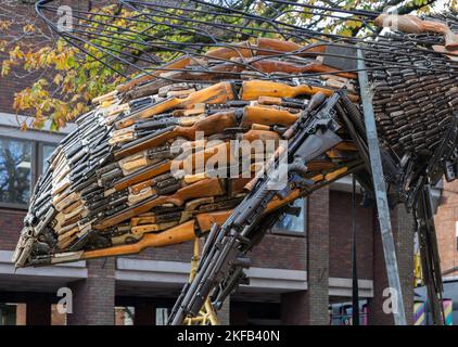 Detail einer riesigen Biene, die aus Messern und Gewehren hergestellt wurde, die beschlagnahmt oder der Polizei im Raum Manchester übergeben wurden. Ausgestellt im Stadtzentrum von Redditch. Stockfoto