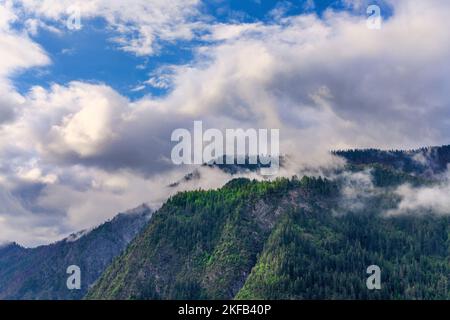 Mit einer Tiefe von mehr als 1.150 Metern ist der Lake Pend Oreille in North Idaho der 5. tiefste See der Vereinigten Staaten und ein Magnet für Freizeitaktivitäten. Stockfoto