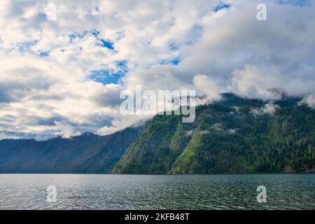 Mit einer Tiefe von mehr als 1.150 Metern ist der Lake Pend Oreille in North Idaho der 5. tiefste See der Vereinigten Staaten und ein Magnet für Freizeitaktivitäten. Stockfoto