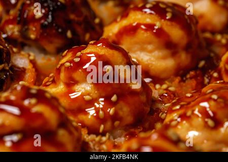 Set mit gebackenem Sushi-Brötchen. Nahaufnahme. Stockfoto