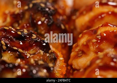 Set mit gebackenem Sushi-Brötchen. Nahaufnahme. Stockfoto