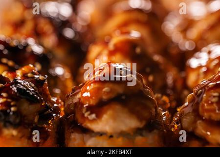 Set mit gebackenem Sushi-Brötchen. Nahaufnahme. Stockfoto
