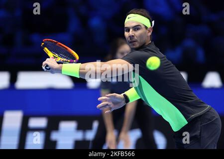 Turin, Italien, 17. November 2022, der Spanier Rafa Nadal kontrolliert den Ball während des Round Robin Red Group Einzelspieles zwischen Casper Ruud aus Norwegen und Rafa Nadal aus Spanien am fünften Tag des Nitto ATP World Tour Finals im Pala Alpitour am 17. November 2022 in Turin, Italien Stockfoto