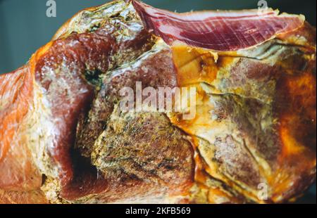 Trockengehäuteter spanischer Schinken Jamon. Nahaufnahme. Stockfoto