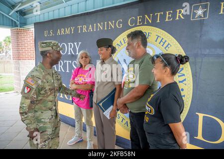 Brig. General Jason E. Kelly, Fort Jackson kommandierender General, spricht mit Pvt. Juliet Ayala und ihre Familie, nachdem sie am 1. September ihr Basic Combat Training absolviert hatte. Ayala nahm an der Nationalgarde der texanischen Armee Teil, um den Traum ihres Bruders vom Soldatendienst zu leben. Ihr Bruder leidet unter mehreren Erkrankungen und kann sich nicht für die Teilnahme qualifizieren. Stockfoto