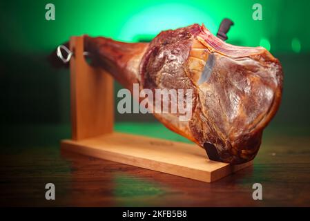 Trockengehärteter spanischer Schinken. Jamon auf einem Holzständer. Stockfoto