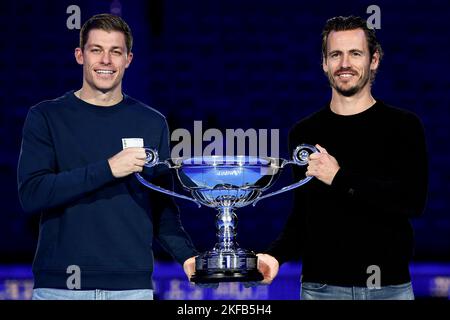 Turin, Italien. 17. November 2022. Neal Skupski (L) aus Großbritannien und Wesley Koolhof aus den Niederlanden posieren mit der ATP-Doppel-Trophäe Nr. 1, die ihnen am fünften Tag des Nitto ATP Finals überreicht wurde. Kredit: Nicolò Campo/Alamy Live Nachrichten Stockfoto