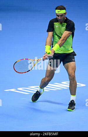 Turin, Italien. 17. November 2022. Rafael Nadal aus Spanien spielt während seines Round-Robin-Spiels gegen Casper Ruud aus Norwegen am fünften Tag des Nitto ATP Finals einen Rückhand-Schuss. Rafael Nadal gewann das Spiel 7-5, 7-5. Kredit: Nicolò Campo/Alamy Live Nachrichten Stockfoto