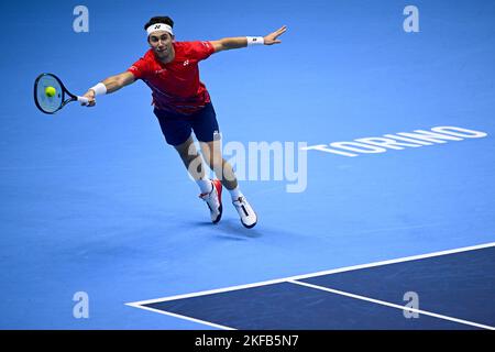 Turin, Italien. 17. November 2022. Casper Ruud aus Norwegen spielt während seines Round-Robin-Spiels gegen Rafael Nadal aus Spanien am fünften Tag des Nitto ATP Finals einen Vorhand-Schuss. Rafael Nadal gewann das Spiel 7-5, 7-5. Kredit: Nicolò Campo/Alamy Live Nachrichten Stockfoto