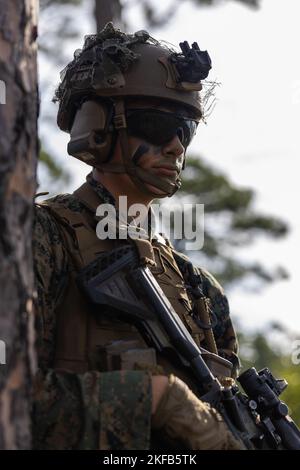 U.S. Marine Corps Lance CPL. Anthony Kellington, ein gebürtiger und Kampfingenieur aus St. Pete, Florida, mit dem bataillon 2D Combat Engineer, 2D Marine Division, stellt während einer Bewertung der Kampfbereitschaft des Marine Corps auf Camp Lejeune, North Carolina, am 1. September 2022, Sicherheit ein. „Meine Rolle während dieses MCCRE war es, ein Teil der Sicherheitselemente zu sein, die den Feind unterdrücken, damit wir unsere Verstöße durchstehen konnten.“ Kellington erklärt: „Als wir in die Schützengräben kamen, war ich ein breacher, also stellte ich die Anklagen an die Tür, damit die Breacher sie blasen konnten.“ Der Zweck eines MCCRE ist die formelle Bewertung des Unternehmens der Einheit Stockfoto