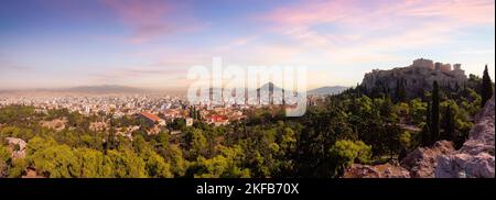 Akropolis und Stadtbild in einer historischen Stadt mit Bergen im Hintergrund. Athen, Griechenland Stockfoto