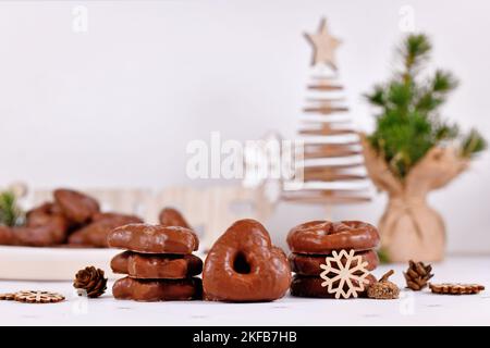 Traditionelle deutsche glasierte Lebkuchen-Weihnachtsplätzchen, genannt Lebkuchen, in verschiedenen Formen Stockfoto