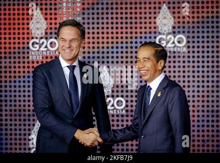 DENPASAR - Premierminister Mark Rutte wird vom indonesischen Präsidenten Joko Widodo während des Gipfeltreffens G20 in Bali empfangen. Während des Gipfels diskutieren die größten Volkswirtschaften Themen wie Finanzstabilität, Wirtschaftswachstum und Ernährungssicherheit. Premierminister und Minister Sigrid Kaag (Finanzen) sind im Namen der niederländischen Regierung anwesend. ANP ROBIN VAN LONKHUIJSEN niederlande Out - belgien Out Stockfoto