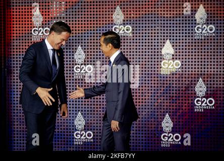 DENPASAR - Premierminister Mark Rutte wird vom indonesischen Präsidenten Joko Widodo während des Gipfeltreffens G20 in Bali empfangen. Während des Gipfels diskutieren die größten Volkswirtschaften Themen wie Finanzstabilität, Wirtschaftswachstum und Ernährungssicherheit. Premierminister und Minister Sigrid Kaag (Finanzen) sind im Namen der niederländischen Regierung anwesend. ANP ROBIN VAN LONKHUIJSEN niederlande Out - belgien Out Stockfoto