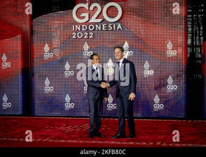 DENPASAR - Premierminister Mark Rutte wird vom indonesischen Präsidenten Joko Widodo während des Gipfeltreffens G20 in Bali empfangen. Während des Gipfels diskutieren die größten Volkswirtschaften Themen wie Finanzstabilität, Wirtschaftswachstum und Ernährungssicherheit. Premierminister und Minister Sigrid Kaag (Finanzen) sind im Namen der niederländischen Regierung anwesend. ANP ROBIN VAN LONKHUIJSEN niederlande Out - belgien Out Stockfoto