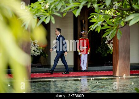 DENPASAR - Premierminister Mark Rutte wird vom indonesischen Präsidenten Joko Widodo während des Gipfeltreffens G20 in Bali empfangen. Während des Gipfels diskutieren die größten Volkswirtschaften Themen wie Finanzstabilität, Wirtschaftswachstum und Ernährungssicherheit. Premierminister und Minister Sigrid Kaag (Finanzen) sind im Namen der niederländischen Regierung anwesend. ANP ROBIN VAN LONKHUIJSEN niederlande Out - belgien Out Stockfoto