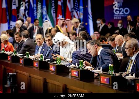 DENPASAR - Premierminister Mark Rutte bei einem Treffen mit den anderen Staats- und Regierungschefs der Welt auf dem Gipfel G20 in Bali. Während des Gipfels diskutieren die größten Volkswirtschaften Themen wie Finanzstabilität, Wirtschaftswachstum und Ernährungssicherheit. Premierminister und Minister Sigrid Kaag (Finanzen) sind im Namen der niederländischen Regierung anwesend. ANP ROBIN VAN LONKHUIJSEN niederlande Out - belgien Out Stockfoto