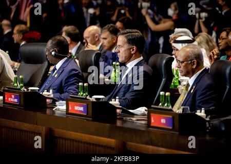 DENPASAR - Premierminister Mark Rutte bei einem Treffen mit den anderen Staats- und Regierungschefs der Welt auf dem Gipfel G20 in Bali. Während des Gipfels diskutieren die größten Volkswirtschaften Themen wie Finanzstabilität, Wirtschaftswachstum und Ernährungssicherheit. Premierminister und Minister Sigrid Kaag (Finanzen) sind im Namen der niederländischen Regierung anwesend. ANP ROBIN VAN LONKHUIJSEN niederlande Out - belgien Out Stockfoto