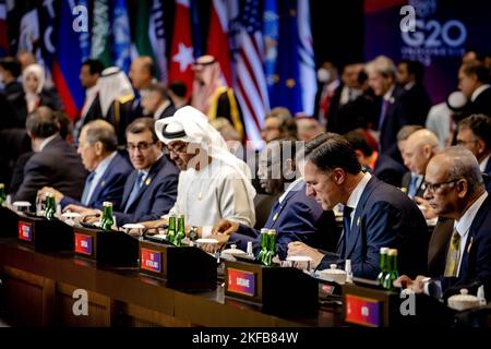 DENPASAR - Premierminister Mark Rutte bei einem Treffen mit den anderen Staats- und Regierungschefs der Welt auf dem Gipfel G20 in Bali. Während des Gipfels diskutieren die größten Volkswirtschaften Themen wie Finanzstabilität, Wirtschaftswachstum und Ernährungssicherheit. Premierminister und Minister Sigrid Kaag (Finanzen) sind im Namen der niederländischen Regierung anwesend. ANP ROBIN VAN LONKHUIJSEN niederlande Out - belgien Out Stockfoto