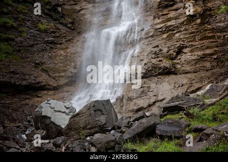 Majestätischer Tatschbachfall in Engelberg, schweizer Alpen, Schweiz Stockfoto