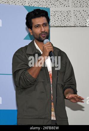 Mumbai, Indien. 17.. November 2022. Bollywood-Schauspieler Vicky Kaushal spricht während der Einführung der Initiative zur Sensibilisierung der Männergesundheit im Nanavati Max Super Specialty Hospital in Mumbai. Die erste seiner Art ästhetische Klinik für Männer eröffnet, um ganzheitliche Haut-und Haarpflege-Regime für Männer zu erleichtern und sie zu ermutigen, routinemäßige Gesundheits-Check-ups zu verfolgen und über ihren Gesundheitszustand auf dem Laufenden zu bleiben. (Foto von Ashish Vaishnav/SOPA Images/Sipa USA) Quelle: SIPA USA/Alamy Live News Stockfoto