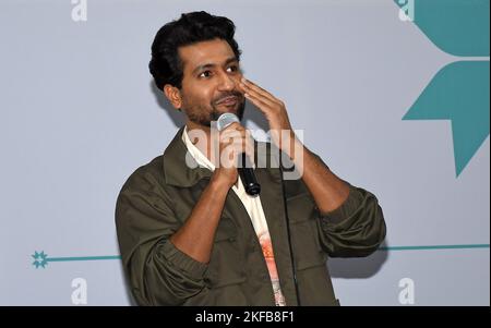 Mumbai, Indien. 17.. November 2022. Bollywood-Schauspieler Vicky Kaushal spricht während der Einführung der Initiative zur Sensibilisierung der Männergesundheit im Nanavati Max Super Specialty Hospital in Mumbai. Die erste seiner Art ästhetische Klinik für Männer eröffnet, um ganzheitliche Haut-und Haarpflege-Regime für Männer zu erleichtern und sie zu ermutigen, routinemäßige Gesundheits-Check-ups zu verfolgen und über ihren Gesundheitszustand auf dem Laufenden zu bleiben. (Foto von Ashish Vaishnav/SOPA Images/Sipa USA) Quelle: SIPA USA/Alamy Live News Stockfoto