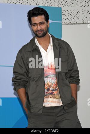 Mumbai, Indien. 17.. November 2022. Der Bollywood-Schauspieler Vicky Kaushal wird während der Einführung der Initiative zur Sensibilisierung der Männergesundheit im Nanavati Max Super Specialty Hospital in Mumbai gesehen. Die erste seiner Art ästhetische Klinik für Männer eröffnet, um ganzheitliche Haut-und Haarpflege-Regime für Männer zu erleichtern und sie zu ermutigen, routinemäßige Gesundheits-Check-ups zu verfolgen und über ihren Gesundheitszustand auf dem Laufenden zu bleiben. (Foto von Ashish Vaishnav/SOPA Images/Sipa USA) Quelle: SIPA USA/Alamy Live News Stockfoto