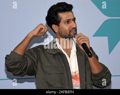 Mumbai, Indien. 17.. November 2022. Bollywood-Schauspieler Vicky Kaushal spricht während der Einführung der Initiative zur Sensibilisierung der Männergesundheit im Nanavati Max Super Specialty Hospital in Mumbai. Die erste seiner Art ästhetische Klinik für Männer eröffnet, um ganzheitliche Haut-und Haarpflege-Regime für Männer zu erleichtern und sie zu ermutigen, routinemäßige Gesundheits-Check-ups zu verfolgen und über ihren Gesundheitszustand auf dem Laufenden zu bleiben. (Foto von Ashish Vaishnav/SOPA Images/Sipa USA) Quelle: SIPA USA/Alamy Live News Stockfoto