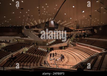 Berlin, Deutschland - September 2022: Der Hauptsaal der Berliner Philharmonie ist ein Konzertsaal in Berlin. Heimat der Berliner Philharmoniker Stockfoto