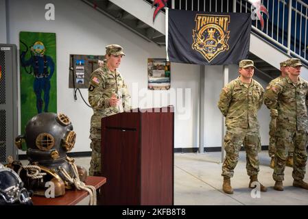 Die US-Militärkapitän Olivia Schretzman, Kommandant der 511. Engineer Dive Detachment, hält während einer Zeremonie vor der Entsendung auf der Joint Base Langley-Eustis, Virginia, am 9. September 2022, Bemerkungen. Soldaten mit der Abteilung werden eingesetzt, um die Operation Spartan Shield 2023 als Teil der Task Force Spartan zu unterstützen. Stockfoto