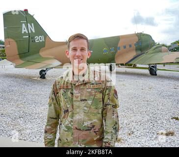 Tech Sgt. Kyle Bellone, 688. der Chief Executive des Cyberspace Wing Command wurde kürzlich ausgewählt, an der Officer Training School der Vandenberg Space Force Base, Kalifornien, teilzunehmen, um ein Missileer Officer zu werden. Stockfoto